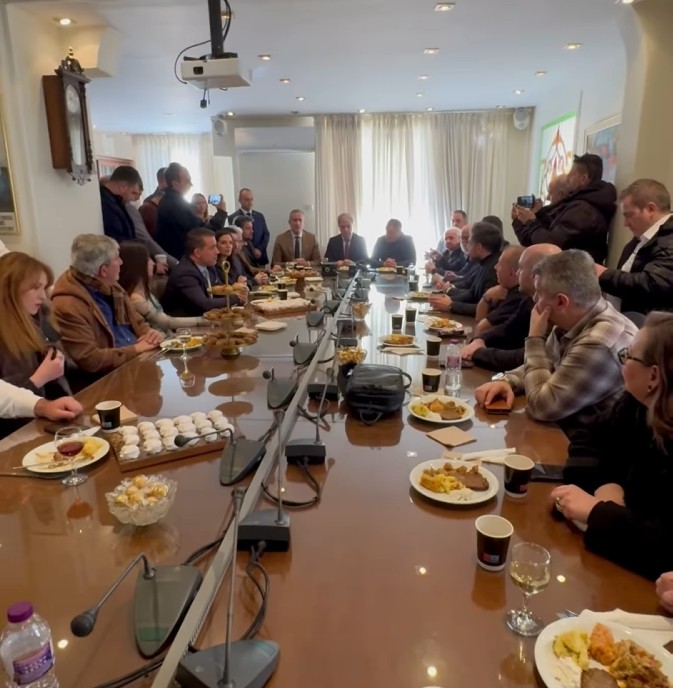 ΜΕ ΤΟΥΣ ΠΑΡΑΓΩΓΙΚΟΥΣ ΦΟΡΕΙΣ